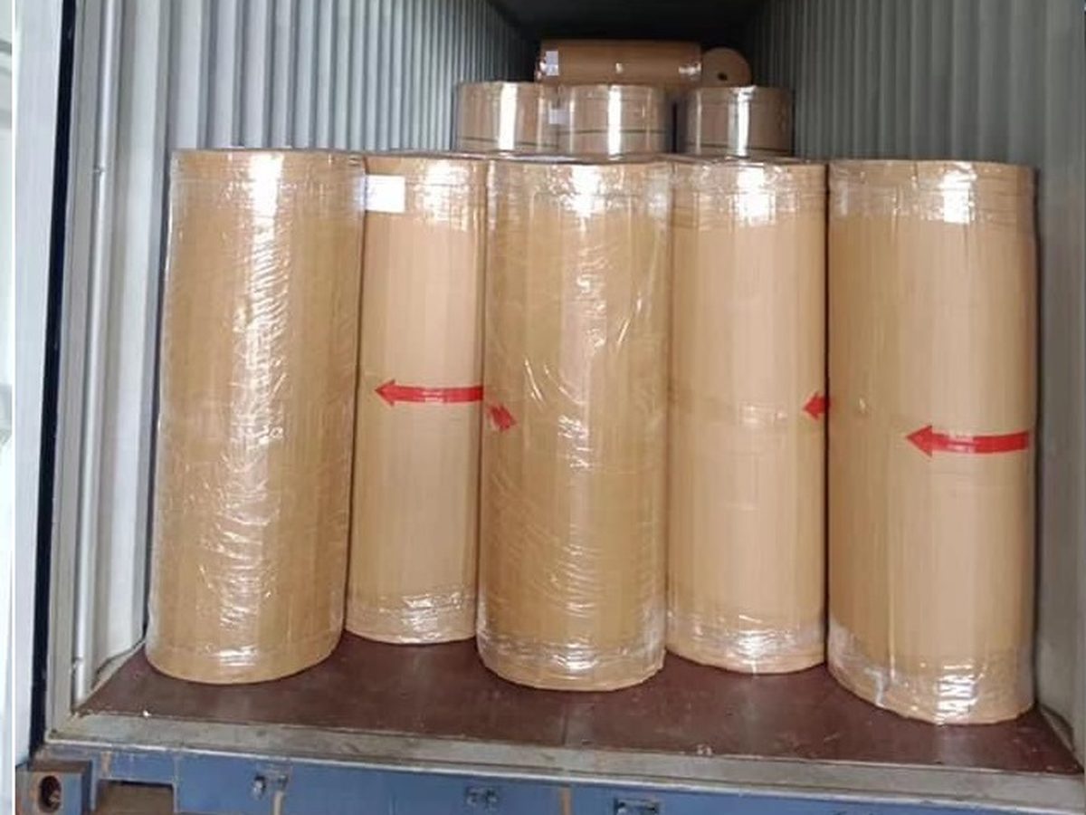 Xếp cuộn jumbo lên container
