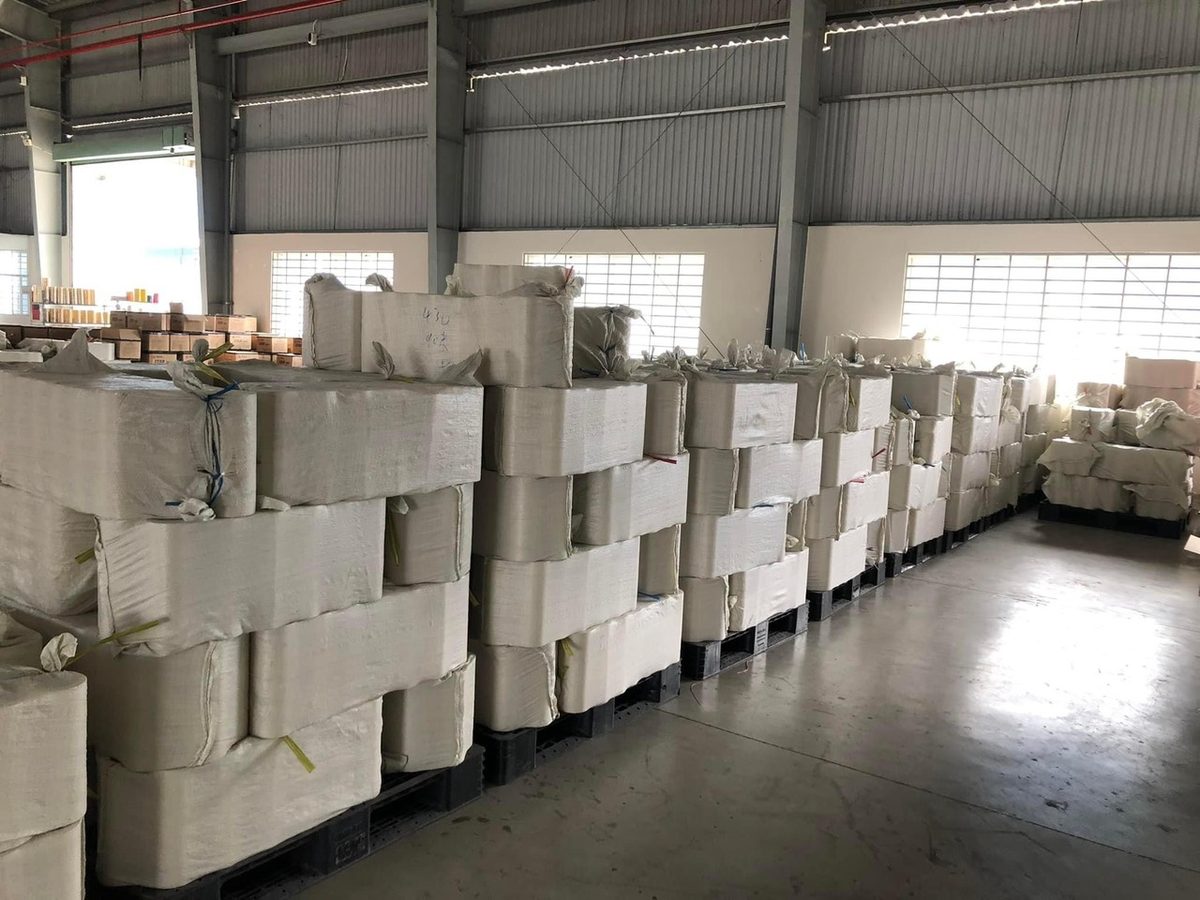 Kho vật tư Toàn Trẻ — pallet hàng xếp theo lô