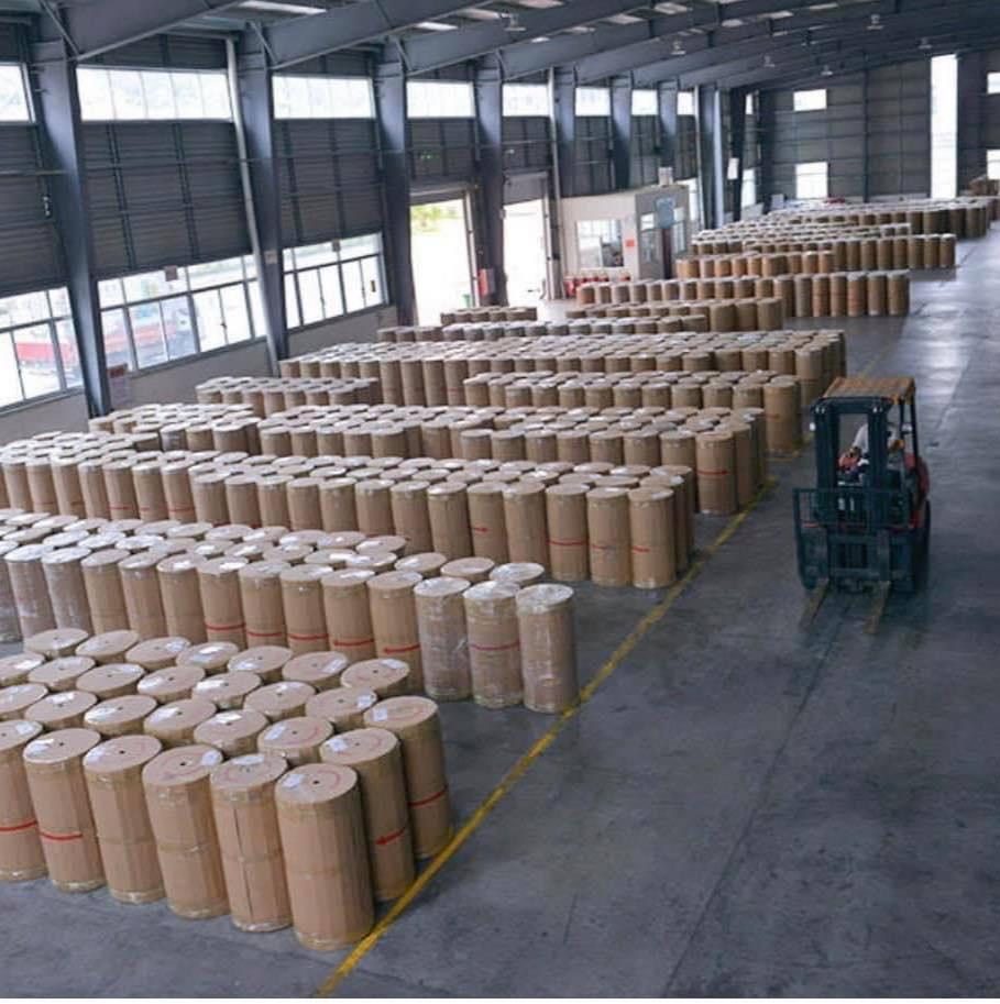 Kho cuộn jumbo nguyên liệu và xe nâng